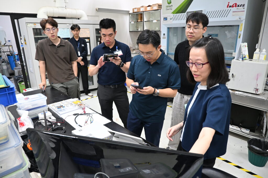 ภาพ บรรยากาศCATARC ได้เข้าเยี่ยมชมห้องปฏิบัติการวิศวกรรมน้ำหนักเบา (Lightweight Engineering Laboratory) โดย นักวิจัยสวทช.นำเสนอผลงานวิจัย เครื่องมือทดสอบ