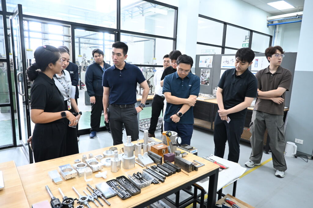 ภาพ บรรยากาศCATARC ได้เข้าเยี่ยมชม ห้องปฏิบัติการเทคโนโลยีการกัดกร่อน (Corrosion Technology Laboratory) นักวิจัยสวทช. นำเสนอผลงานวิจัย เครื่องมือทดสอบ