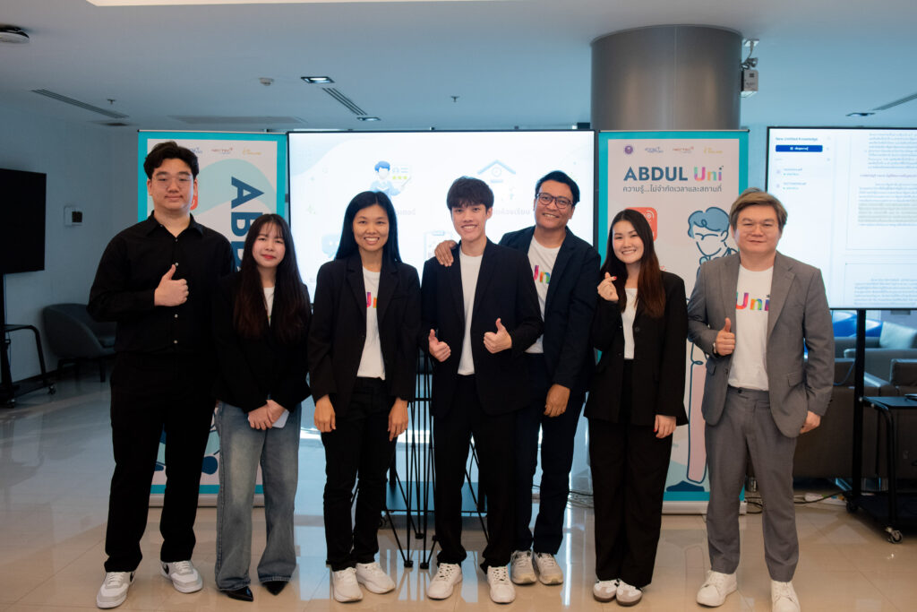 คณะทำงานและนักวิจัยถ่ายภาพร่วมกันที่บูธนิทรรศการแพลตฟอร์มการศึกษา ABDUL Uni