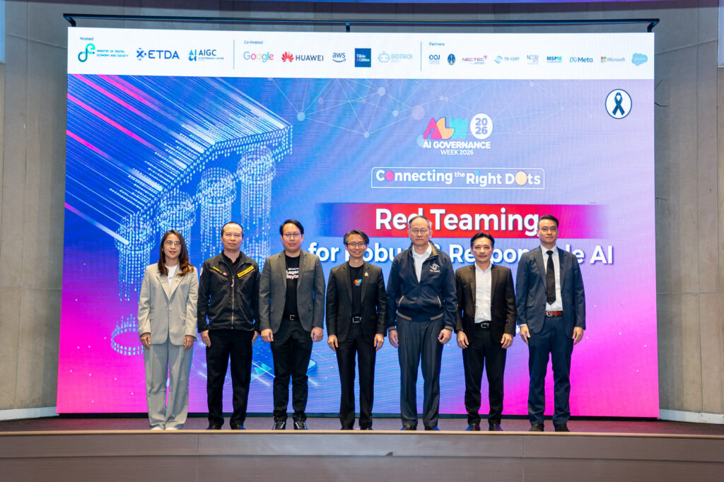 คณะผู้บริหารจาก ETDA, เนคเทค สวทช., TB-CERT และ สกมช. ถ่ายภาพร่วมกันในการเปิดเวที AI Red Teaming for Robust and Responsible AI