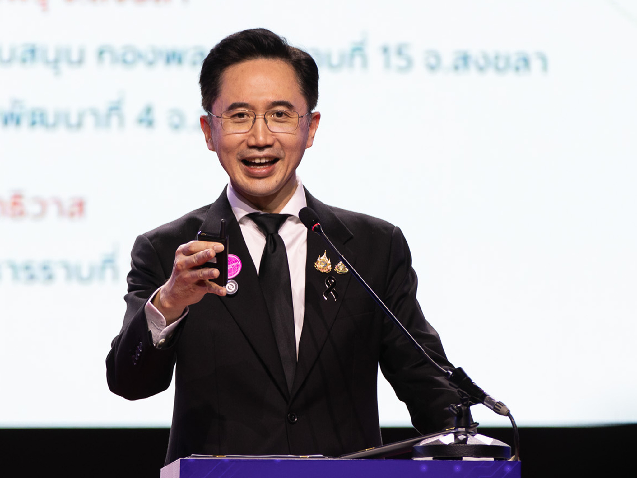 ภาพศาสตราจารย์ ดร.ยศชนัน วงศ์สวัสดิ์ รองนายกรัฐมนตรีและรัฐมนตรีว่าการกระทรวงการอุดมศึกษา วิทยาศาสตร์ วิจัยและนวัตกรรม (อว.) เป็นประธานเปิดงาน “Thailand Synergy เพื่อ SMEs ไทยสู่ IDEs”
