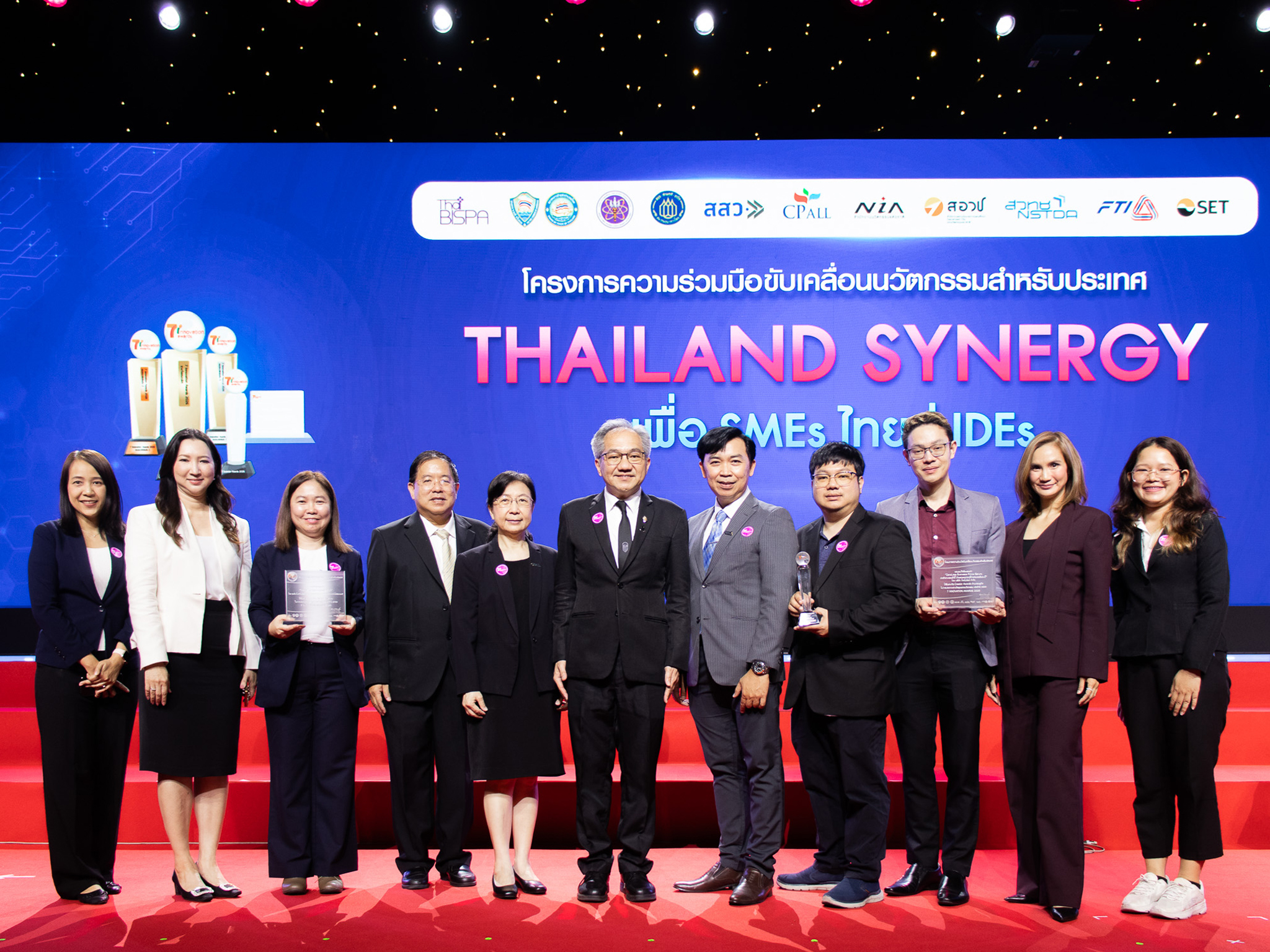 ภาพหมู่บนเวทีอว. จัดใหญ่ “Thailand Synergy 2026” ดัน SMEs สู่ IDEs ด้าน สวทช. โชว์ศักยภาพคว้า 3 รางวัลสุดยอดนวัตกรรม 7 Innovation Awards 2026