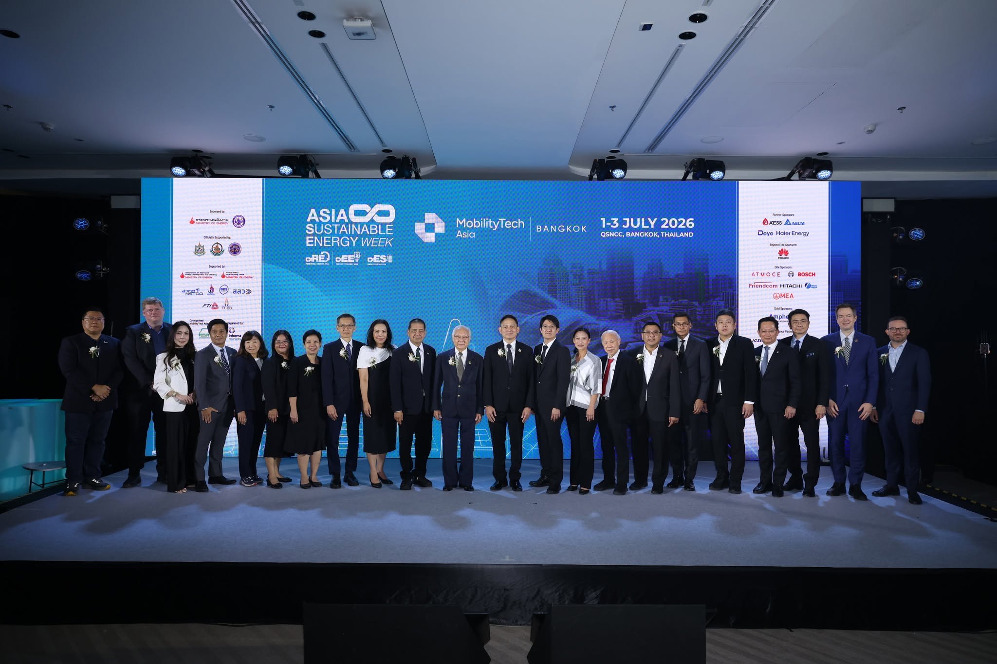ภาพหมู่ผู้ร่วมงานขับเคลื่อนอนาคตพลังงานสะอาดในเวที ASIA Sustainable Energy Week 2026