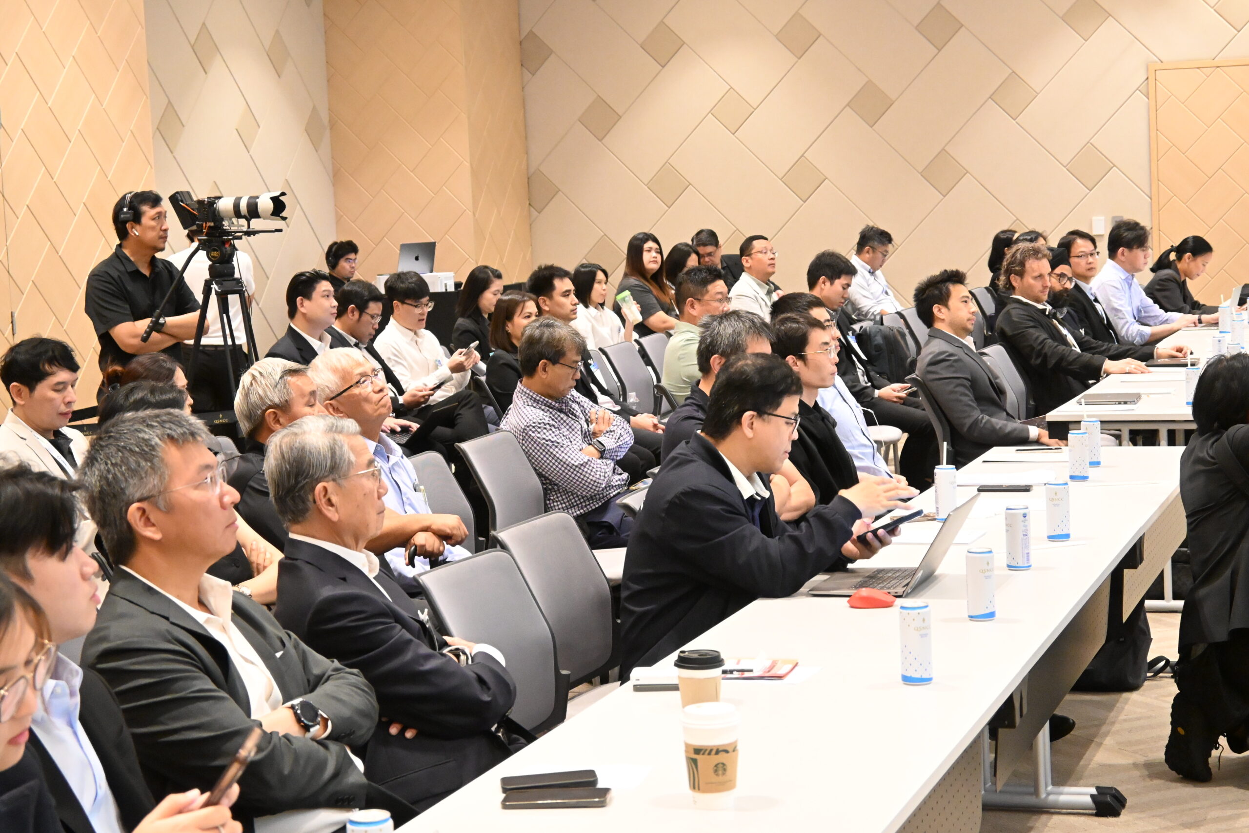 อีกหนึ่งเวทีที่ได้รับความสนใจคือ MobilityTech Stage ในหัวข้อ "แบตเตอรี่เสียหายจากเหตุอุทกภัยและอัคคีภัย จัดการอย่างไรให้ปลอดภัยและยั่งยืน" ซึ่ง ดร.มานพ มาสมทบ นักวิจัย ENTEC สวทช. ร่วมถ่ายทอดองค์ความรู้เกี่ยวกับการประเมินความปลอดภัย การจัดเก็บ การขนย้าย และการจัดการแบตเตอรี่ลิเธียมไอออนที่ได้รับความเสียหาย ตลอดจนแนวทางการนำกลับมาใช้ซ้ำและการรีไซเคิลอย่างถูกต้อง เพื่อรองรับการขยายตัวของยานยนต์ไฟฟ้าและลดผลกระทบต่อสิ่งแวดล้อม