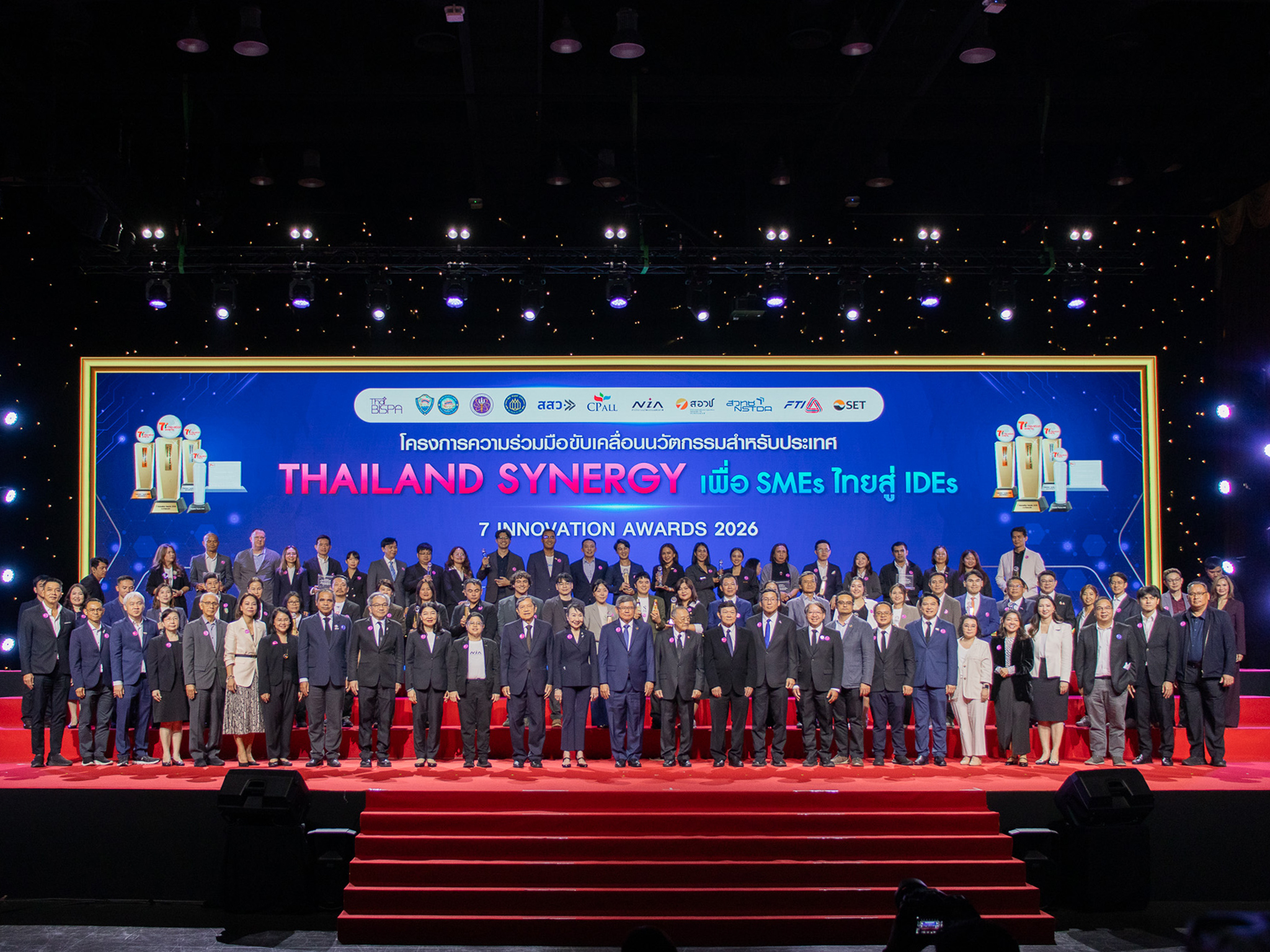 ภาพหมู๋ผู้รับรางวัล บนเวที