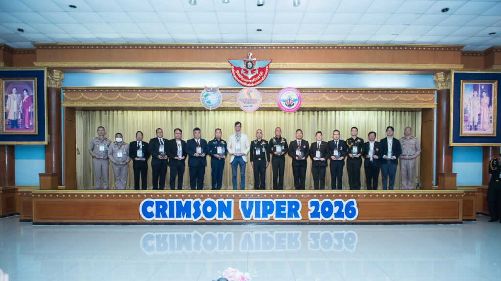 คณะผู้บริหารและผู้ทรงคุณวุฒิถ่ายภาพร่วมกันบนเวทีในพิธีเปิดงาน Crimson Viper 2026