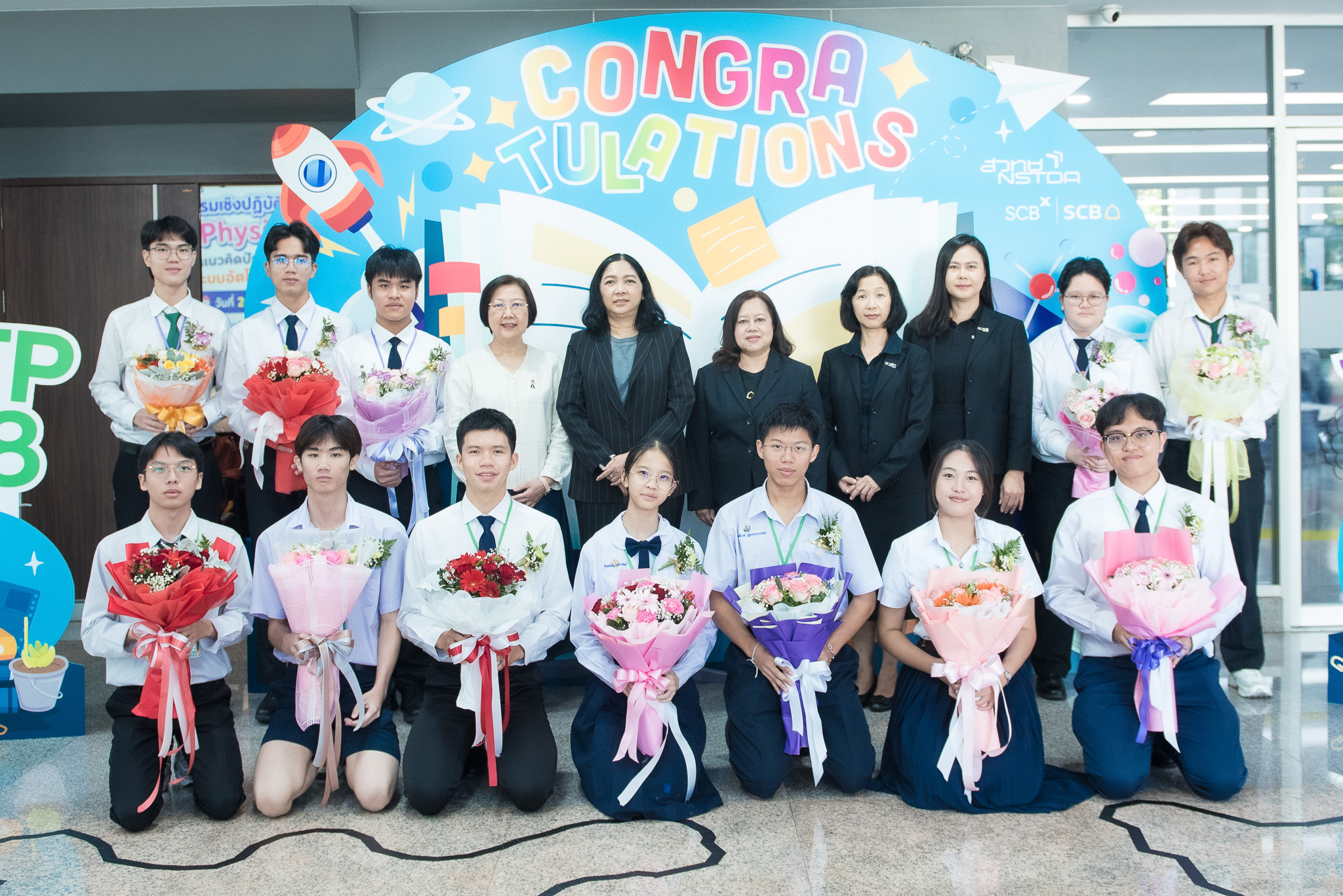 คณะผู้บริหารจาก สวทช. และ ธนาคารไทยพาณิชย์ ถ่ายภาพร่วมกับเยาวชนผู้ได้รับทุนโครงการ JSTP รุ่นที่ 28 และ JSTP-SCB รุ่นที่ 8