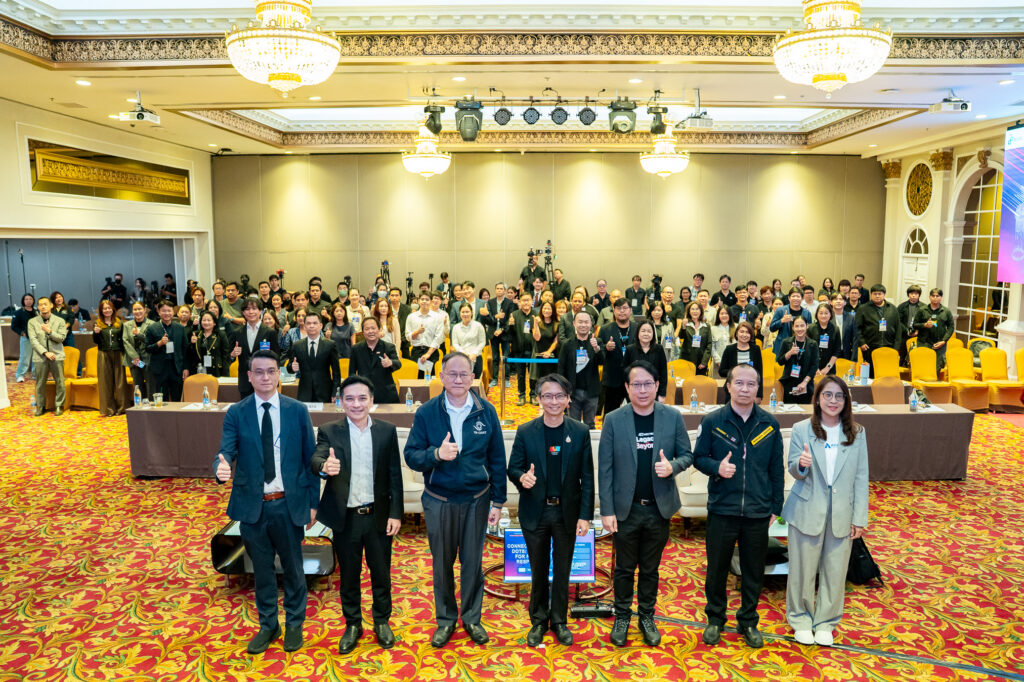 ผู้บริหารระดับสูงและผู้ทรงคุณวุฒิร่วมถ่ายภาพในงานสัปดาห์ AI Governance Week 2026