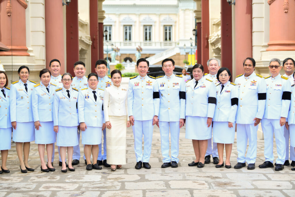 ภาพแคบ ศาสตราจารย์ ดร.ยศชนัน วงศ์สวัสดิ์ รองนายกรัฐมนตรีและรัฐมนตรีว่าการกระทรวงการอุดมศึกษา วิทยาศาสตร์ วิจัยและนวัตกรรม (อว.) ได้นำคณะผู้บริหารระดับสูงของกระทรวง อว. และหน่วยงานในสังกัด ร่วมลงนามถวายพระพรชัยมงคล