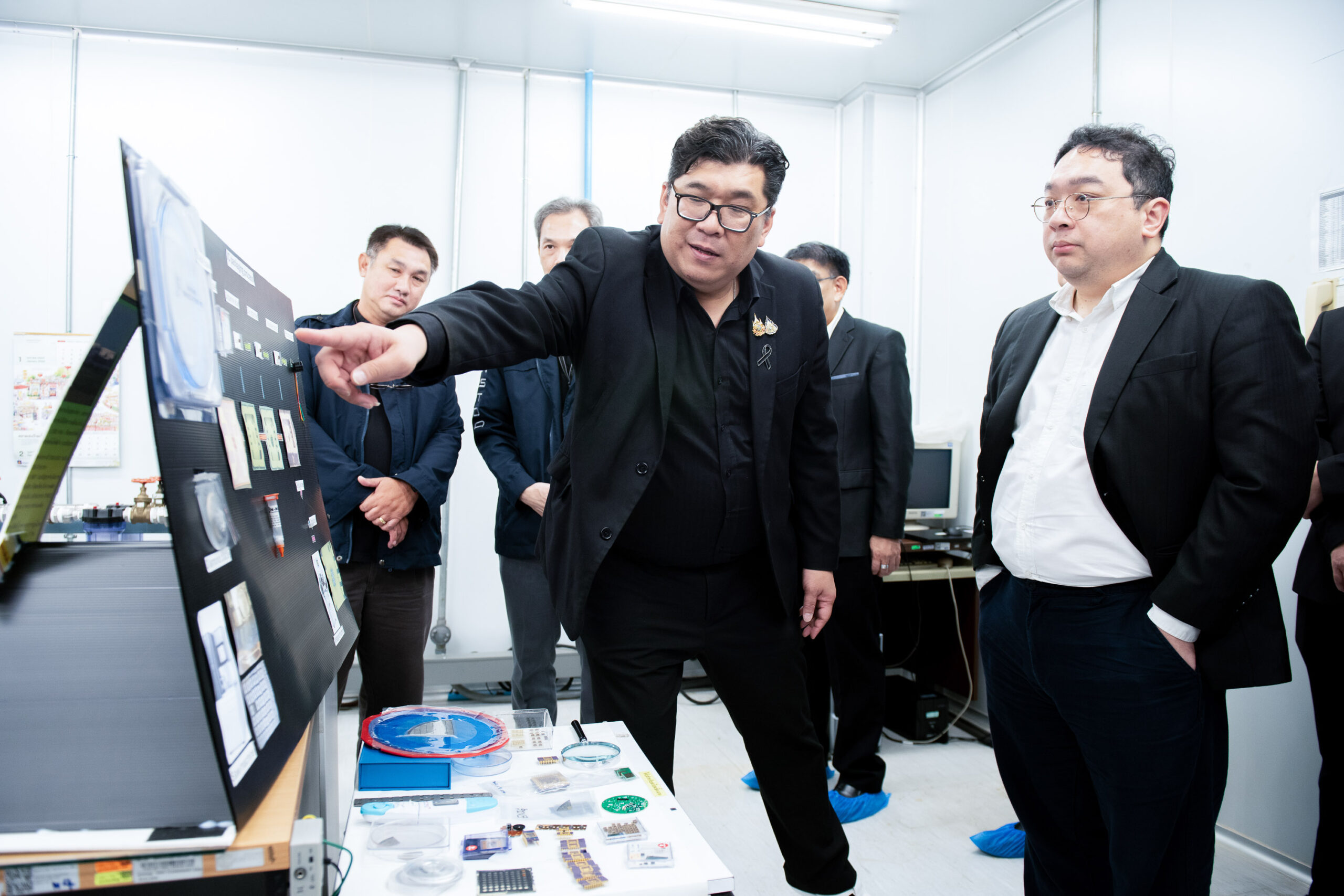ดร.อดิสร เตือนตรานนท์ ผู้อำนวยการ TMEC นำชมผลงานวิศวกรรมและชิ้นส่วนอิเล็กทรอนิกส์