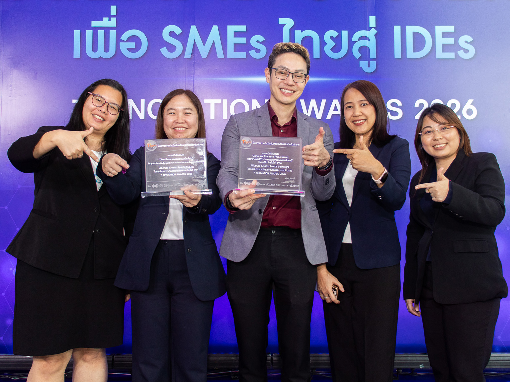 ภาพรับรางวัล รางวัล Creator Awards (ด้านเศรษฐกิจ) จาก Zenolase Evanesce Prime Serum เวชสำอางลองจิวิตี้ด้วยสารออกฤทธิ์ทำลายเซลล์ซอมบี้