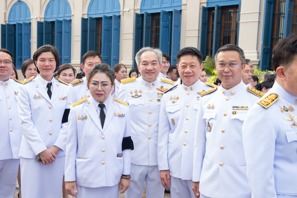 ภาพ คณะผู้บริหารแต่ละหน่วยงานในสังกัด ร่วมลงนามถวายพระพรชัยมงคล