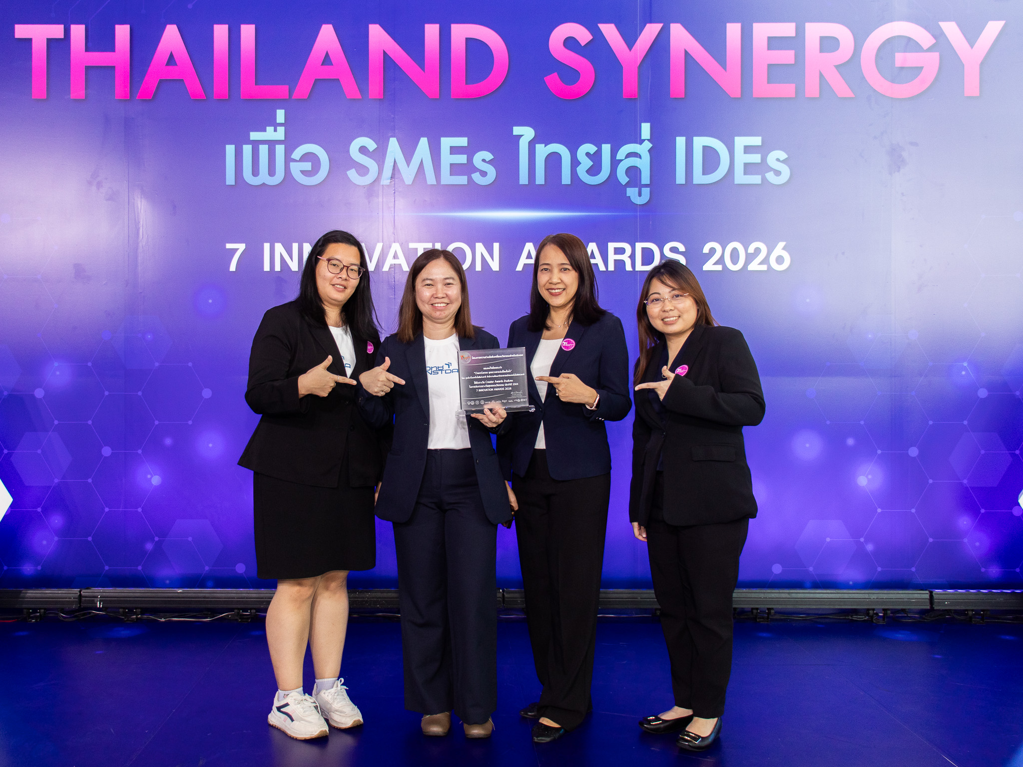 ภาพรับรางวัล Creator Awards (ด้านสังคม) จาก ChemSense ชุดตรวจสารปนเปื้อนในน้ำ ศูนย์นาโนเทคโนโลยีแห่งชาติ (นาโนเทค สวทช.)