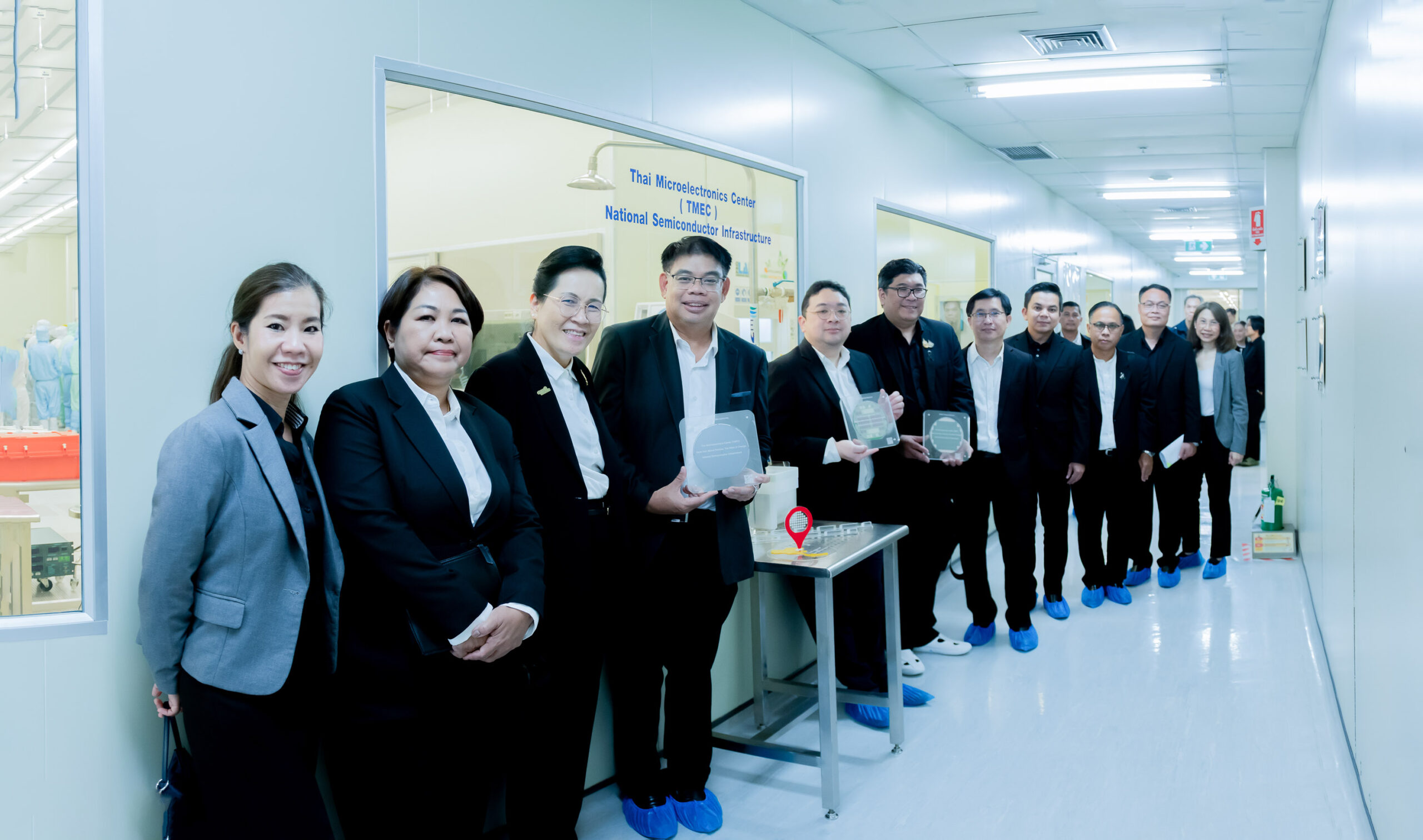 คณะผู้บริหารร่วมถ่ายภาพบริเวณหน้าห้องปฏิบัติการสะอาด (Clean Room) ของ TMEC