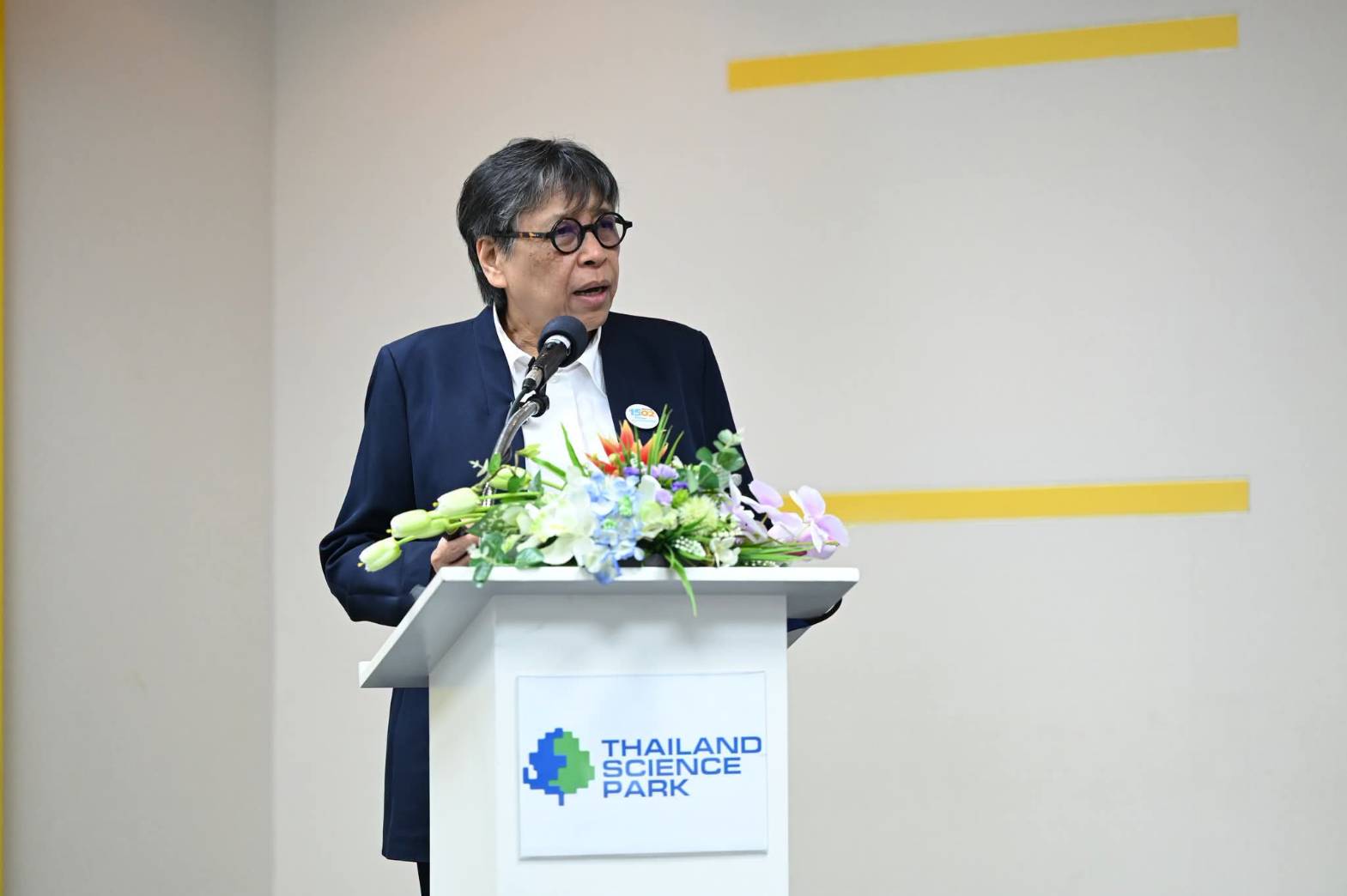 ภาพคุณสารี อ๋องสมหวัง ประธาน “คณะทำงานพัฒนาการออกฉลากความปลอดภัยหมวกนิรภัยรถจักรยานยนต์” และเลขาธิการสำนักงานสภาองค์กรของผู้บริโภค