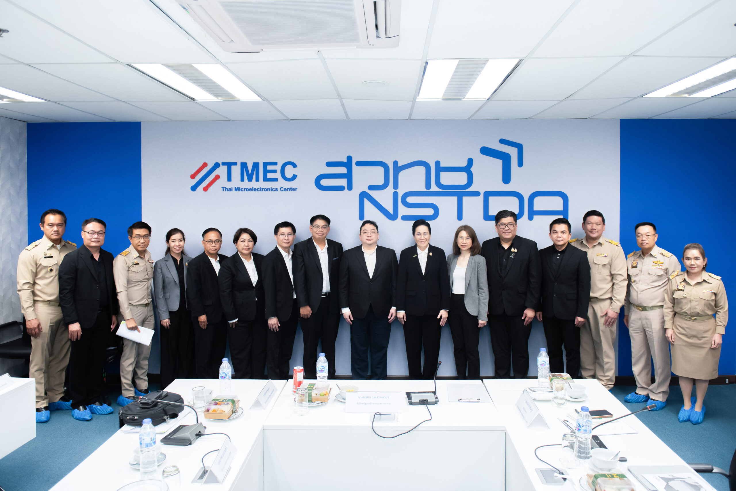 คณะผู้บริหาร สวทช. และกระทรวงแรงงาน ถ่ายภาพร่วมกันหน้าป้าย TMEC สวทช.