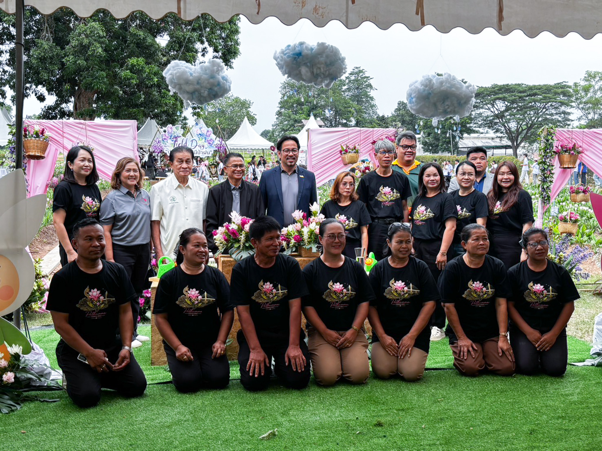 ภาพผู้บริหาร ในพิธีเปิดงาน Field Day ปทุมมา ราชินีป่าฝน ณ ศูนย์วิจัยและพัฒนาท้องถิ่นบ้านตาด จังหวัดอุดรธานี