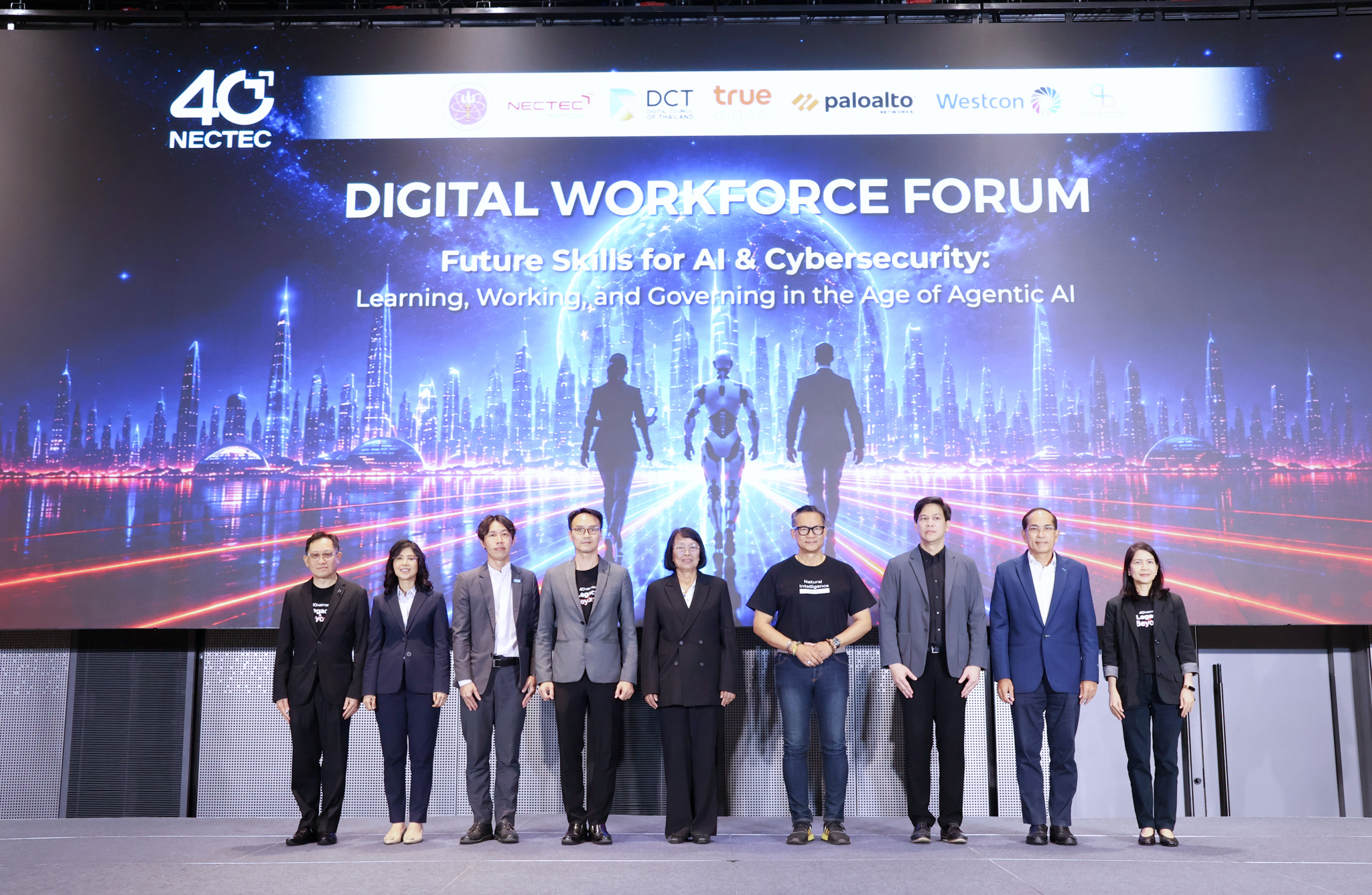 ภาพหมู่ ผู้บริหาร เนคเทค ผู้เชี่ยวชาญจากภาครัฐและเอกชน ในงาน Digital Workforce Forum ภายใต้หัวข้อ Future Skills for AI & Cybersecurity ณ ทรู ดิจิทัล พาร์ค