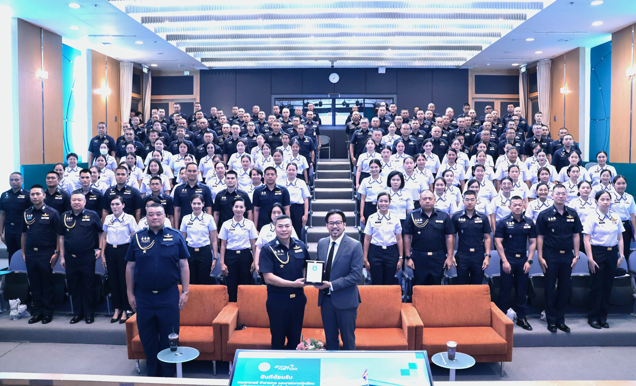 ภาพหมู่ คณะโรงเรียนนายทหารชั้นผู้บังคับฝูงศึกษาดูงานด้าน AI ความมั่นคงไซเบอร์ และนวัตกรรม กับผู้บริหาร สวทช. รับมอบของที่ระลึก