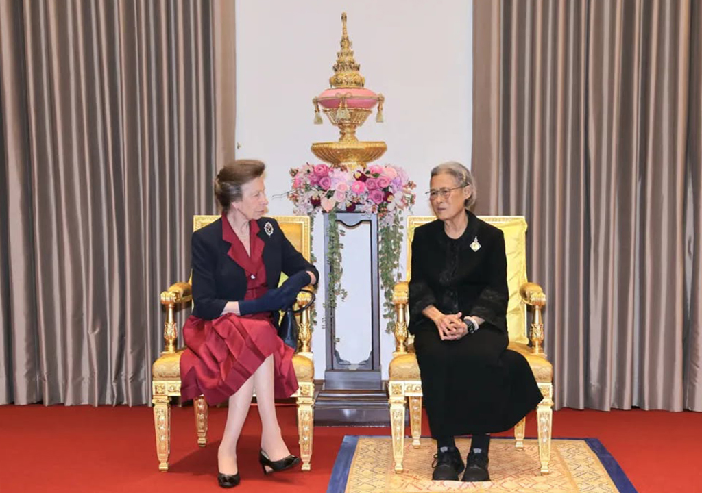 ภาพ สมเด็จพระกนิษฐาธิราชเจ้า กรมสมเด็จพระเทพรัตนราชสุดา ฯ สยามบรมราชกุมารีและเจ้าหญิงแอนน์ พระราชกุมารีฯ ทรงมีพระราชปฏิสันถารเป็นการส่วนพระองค์