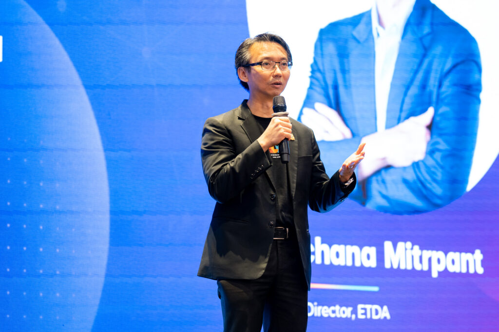 ดร.ชัยชนะ มิตรพันธ์ ผู้อำนวยการ ETDA กล่าวบรรยายถึงความสำคัญของการกำกับดูแลปัญญาประดิษฐ์ (AI Governance)
