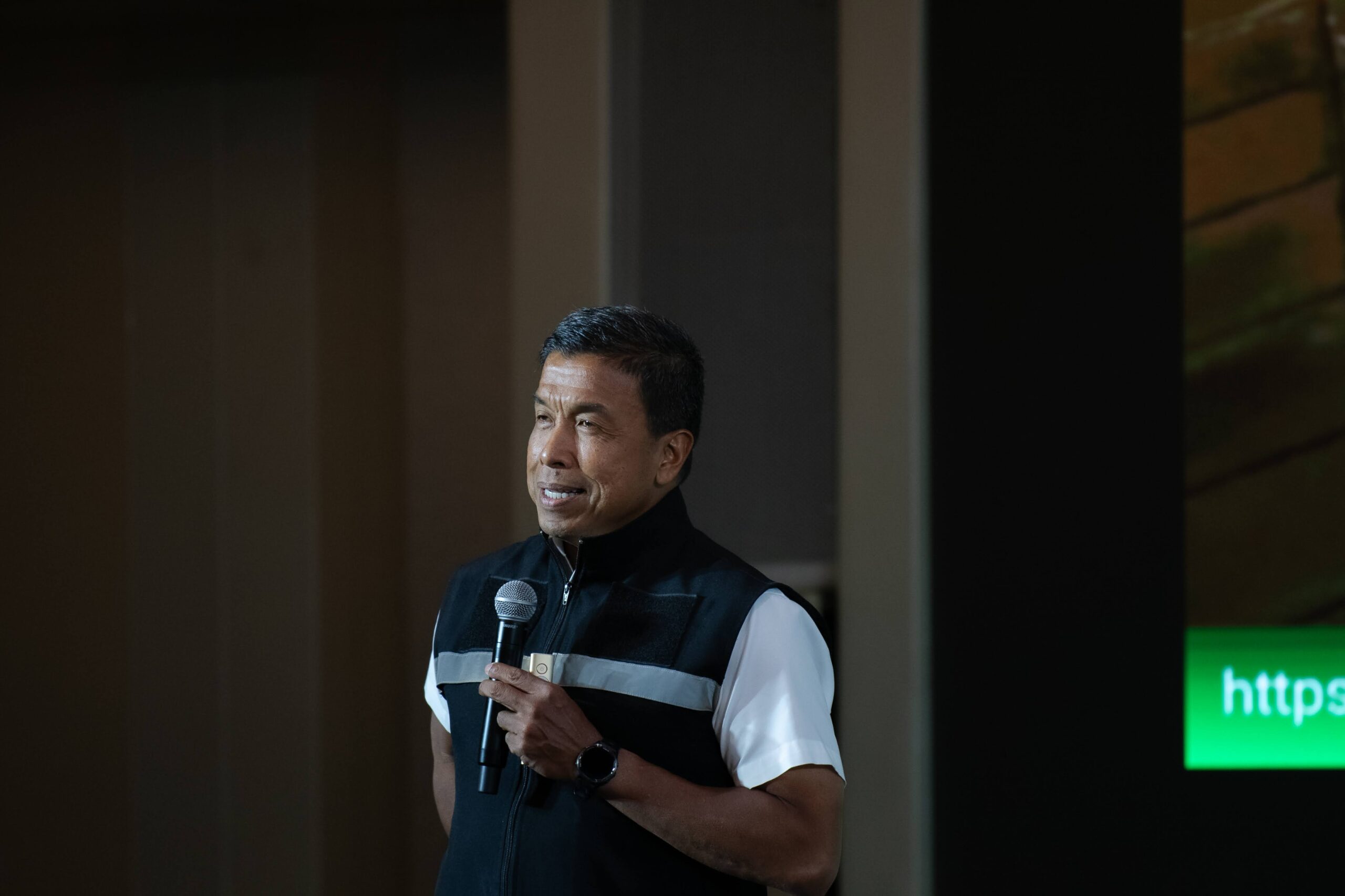 ภาพ รองศาสตราจารย์ ดร.ชัชชาติ กำลังบรรยาย Smart Enough City เทคโนโลยีที่พอดีกับโจทย์ประชาชน ในงาน Traffy Fondue Award ด้านข้าง