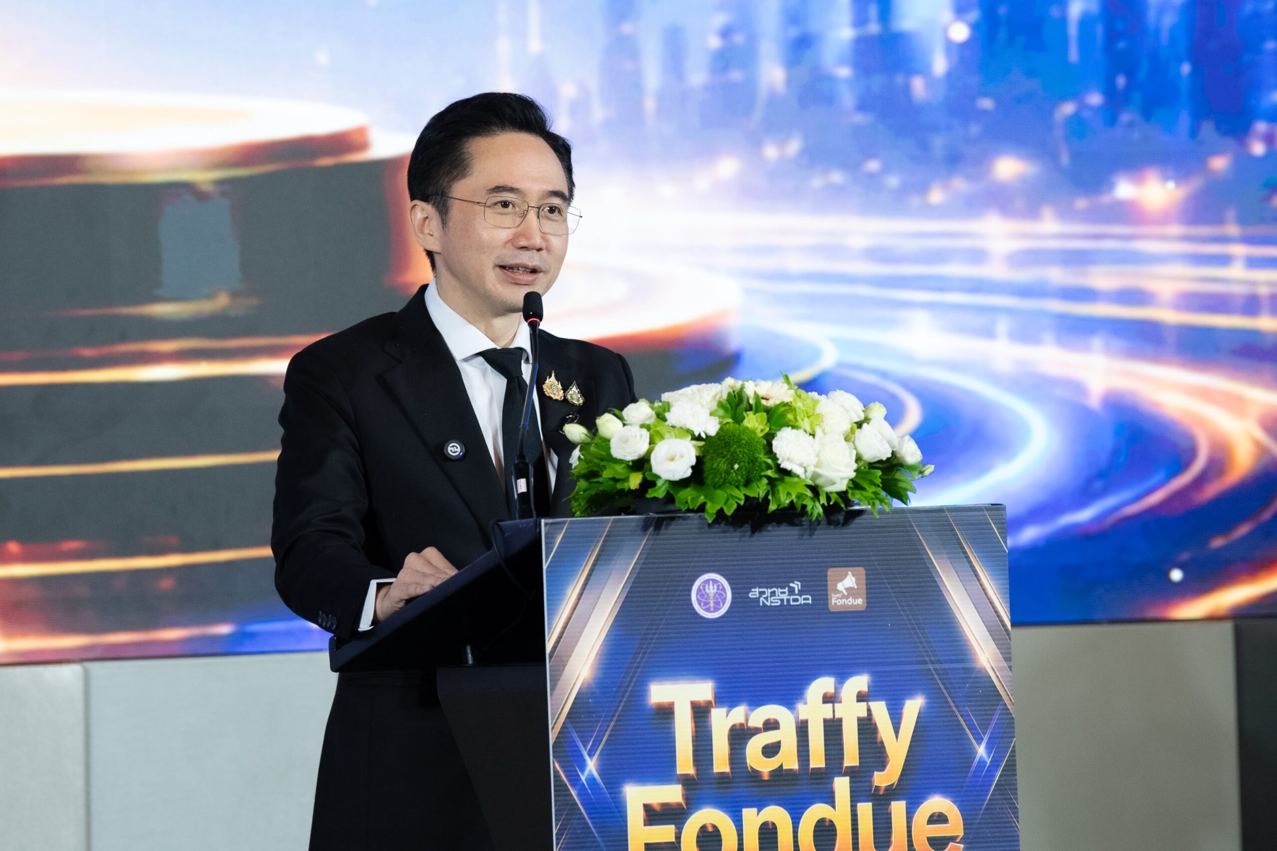 ภาพ ศ.ดร.ยศชนัน กำลังกล่าวเปิดงาน Traffy Fondue Award มุมด้านหน้า