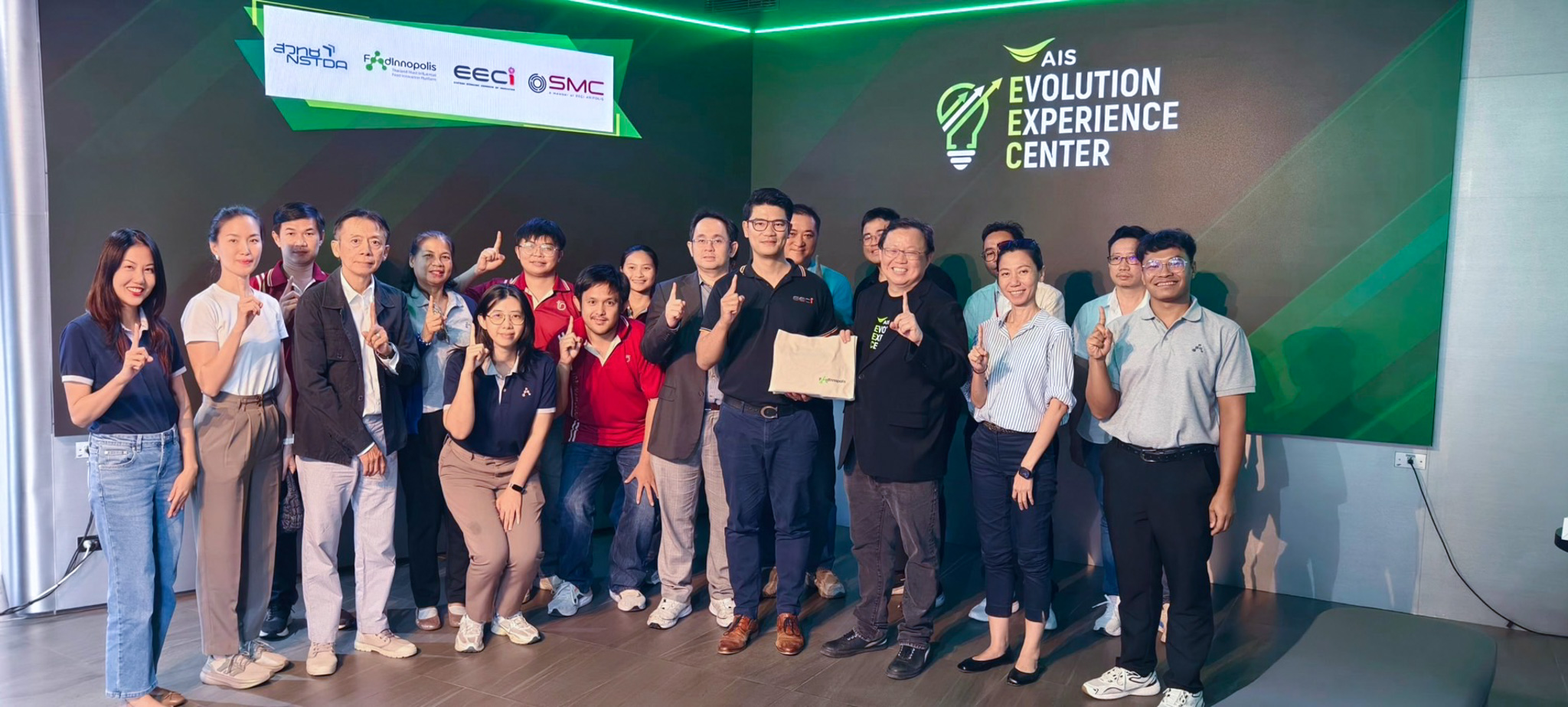 ภาพผู้ประกอบการอาหารเข้าศึกษาดูงาน EEC Automation Park มหาวิทยาลัยบูรพา ด้านระบบอัตโนมัติอุตสาหกรรม 4.0 ที่ AIS