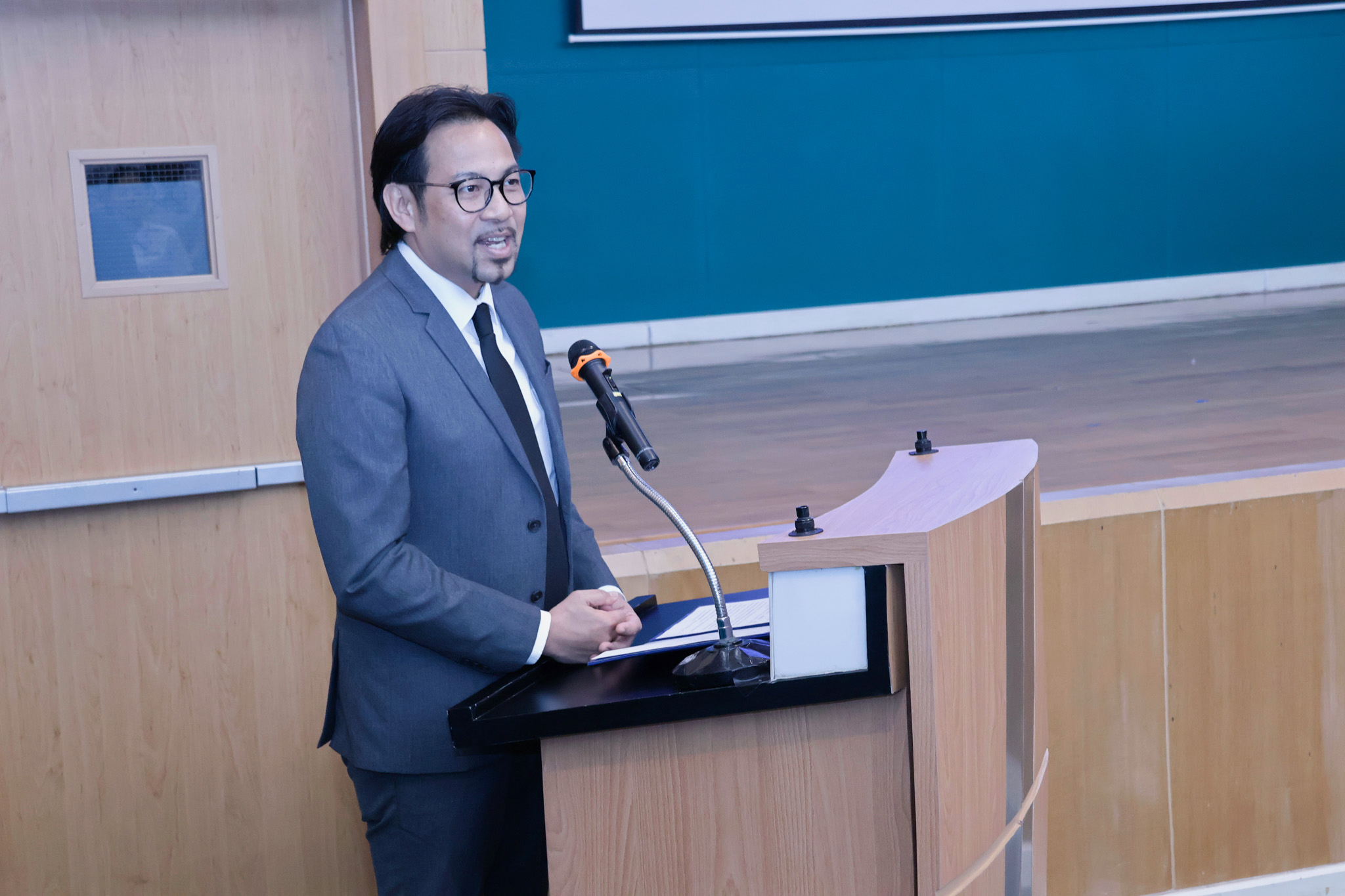 ภาพ ดร.วรวรงค์ รักเรืองเดช ให้การต้อนรับคณะโรงเรียนนายทหารชั้นผู้บังคับฝูง ณ อุทยานวิทยาศาสตร์ประเทศไทย