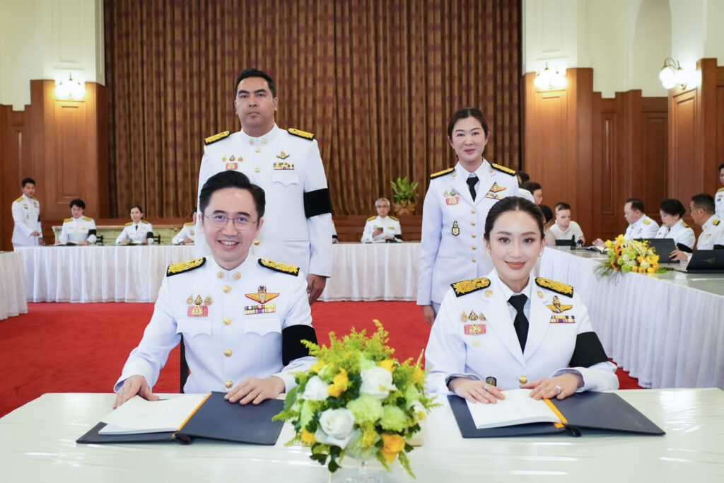 ภาพ ศาสตราจารย์ ดร.ยศชนัน วงศ์สวัสดิ์ รองนายกรัฐมนตรีและรัฐมนตรีว่าการกระทรวง อว. ลงนามถวายพระพร ณ ศาลาสหทัยสมาคม พระบรมมหาราชวัง