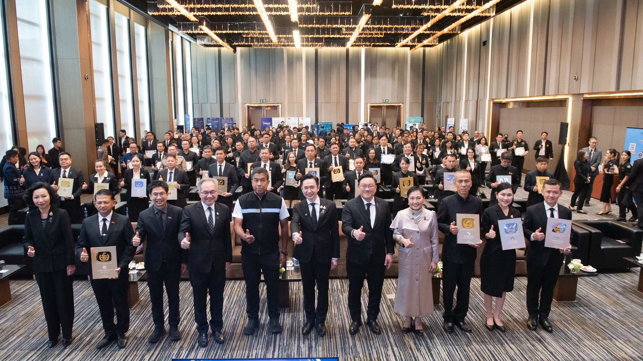ภาพหมู่ผู้บริหารและหน่วยงานที่ได้รับรางวัล พร้อมด้วยผู้เข้าร่วมงาน ในงาน Traffy Fondue Award