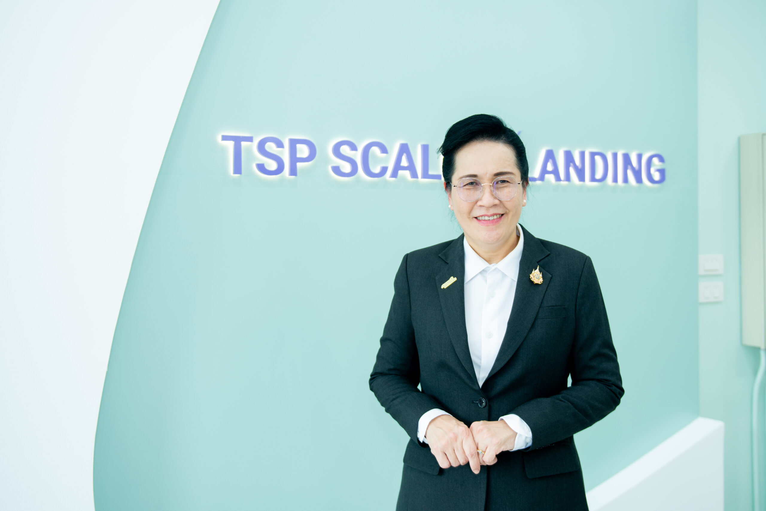 ภาพ ดร.จุฬารัตน์ หน้าป้าย Thailand Science Park Scale x Landing Program