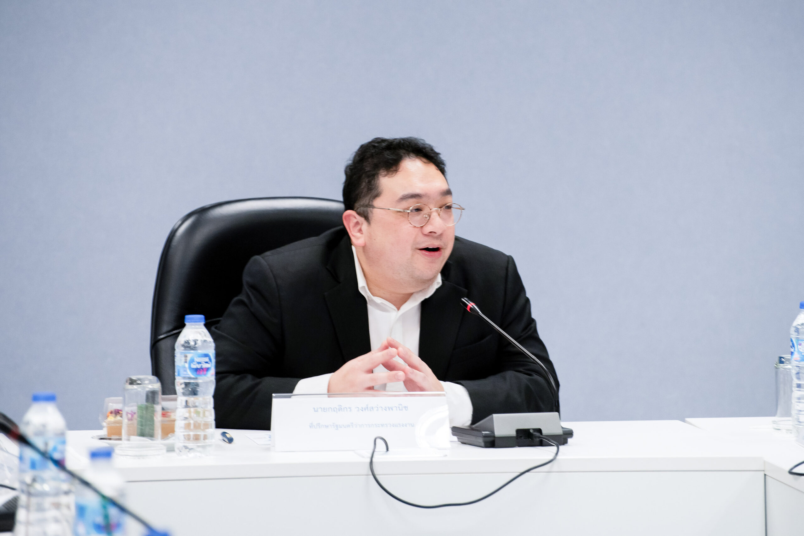 นายกฤดิกร วงศ์สว่างพานิช ที่ปรึกษารัฐมนตรีว่าการกระทรวงแรงงาน ขณะร่วมหารือ