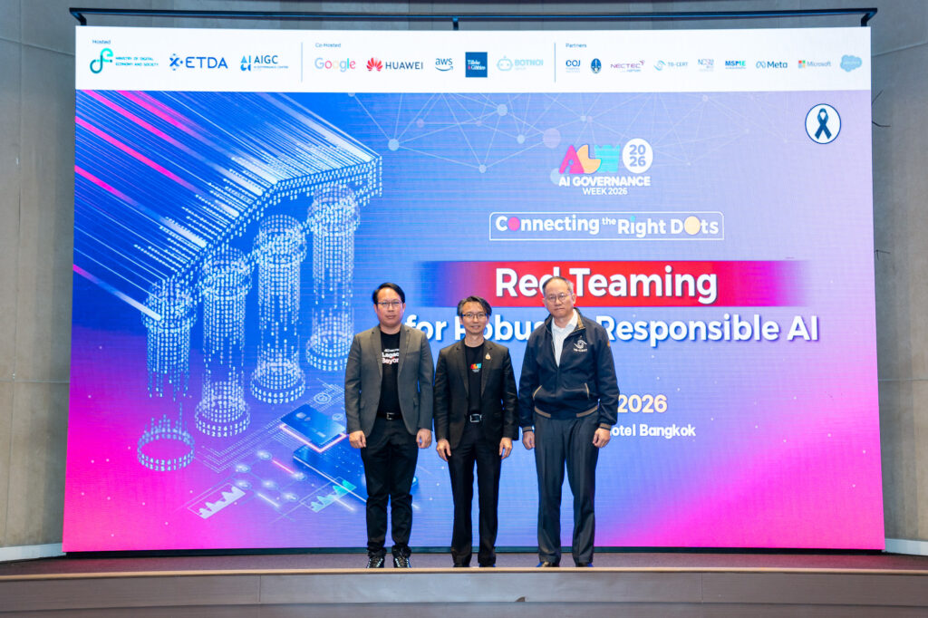ผู้บริหารร่วมถ่ายภาพบนเวทีการแข่งขัน Thailand Banking AI Red Team Challenge 2026