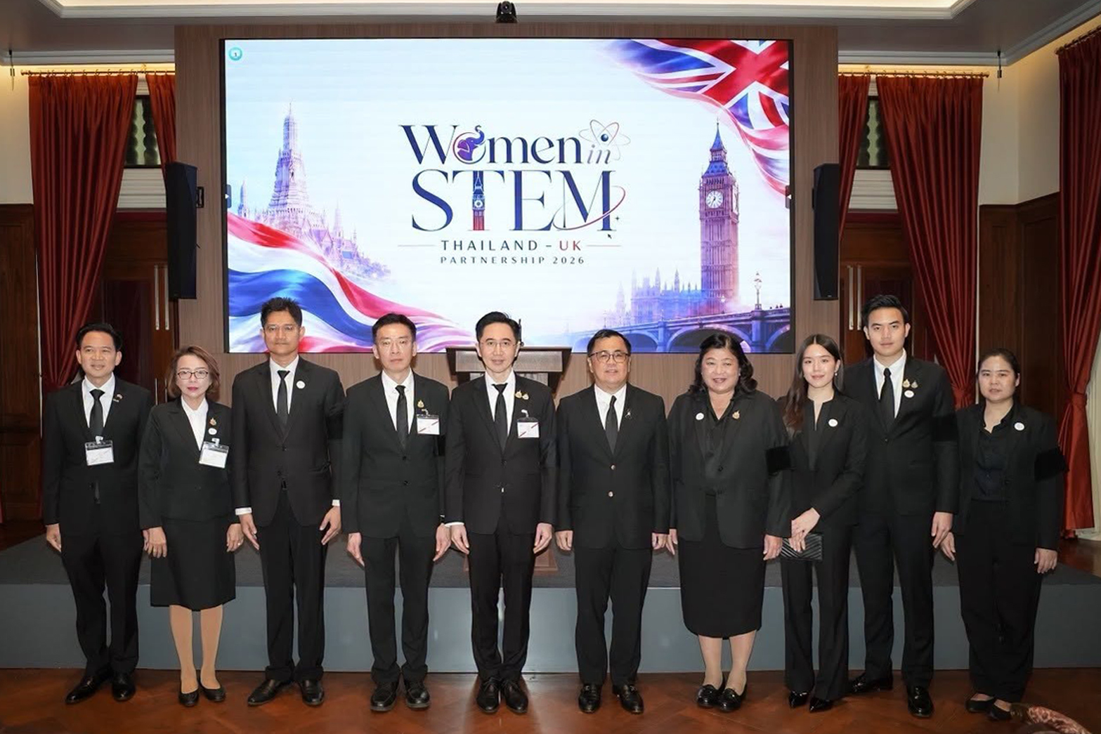 ภาพหมู่ ศาสตราจารย์ ดร.ยศชนัน วงศ์สวัสดิ์ และคณะผู้บริหาร ในงาน Women in STEM: Thailand