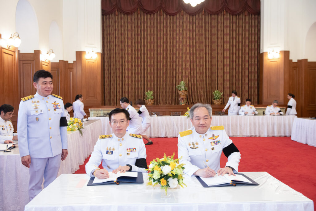 ภาพ คณะผู้บริหารระดับสูงและ ผู้อำนวยการ สวทช. ร่วมถวายแจกันดอกไม้และลงนามถวายพระพร ณ ศาลาสหทัยสมาคม พระบรมมหาราชวัง
