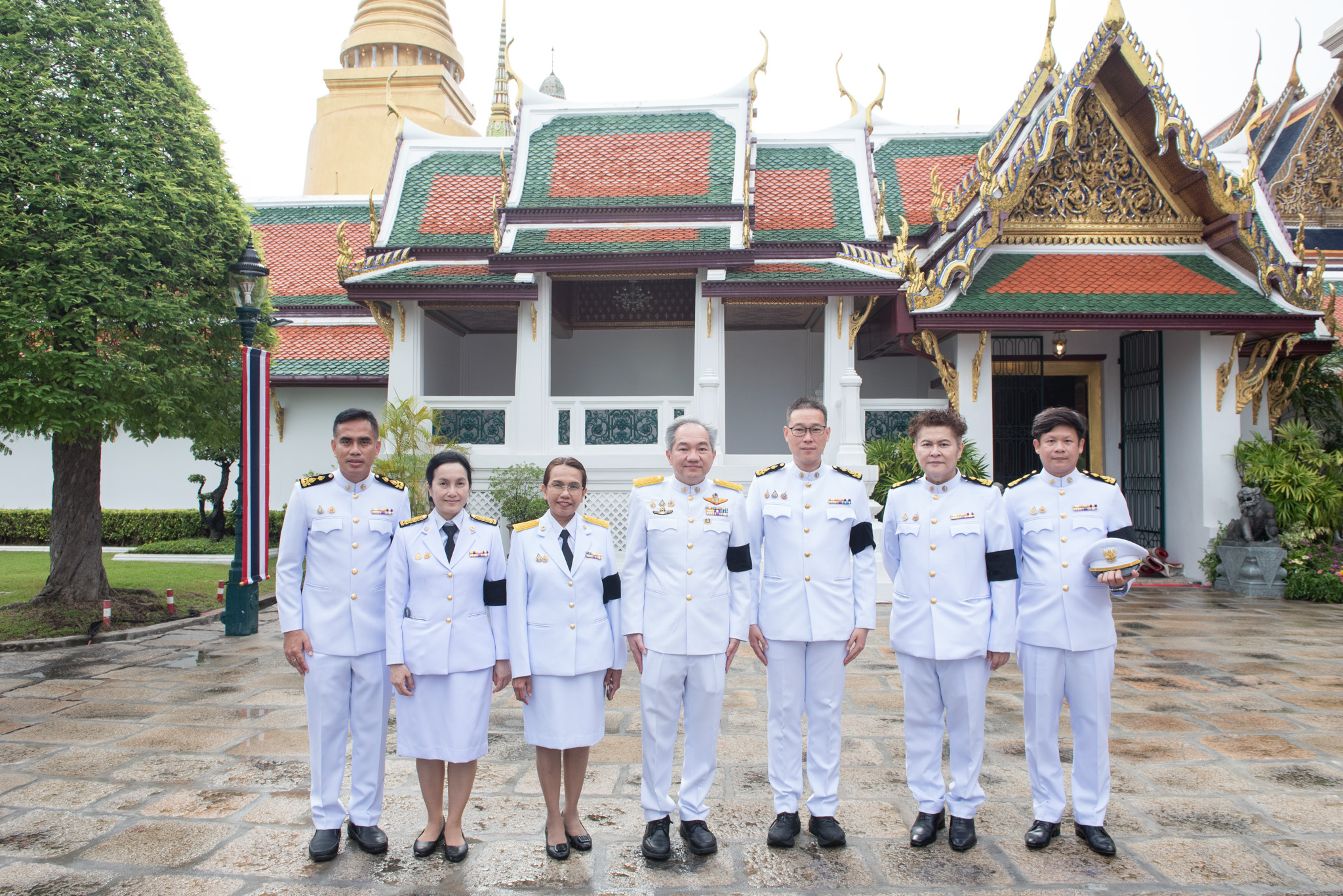 ภาพ คณะผู้บริหาร สวทช. นำโดย ศาสตราจารย์ ดร.ชูกิจ ลิมปิจำนงค์ ผู้อำนวยการ สวทช. พร้อมด้วย นางสาวสิรินทร อินทร์สวาท และ ดร.ชาลินี คงสวัสดิ์ และตัวแทนพนักงาน สวทช. ได้ร่วมลงนามถวายพระพรชัยมงคล
