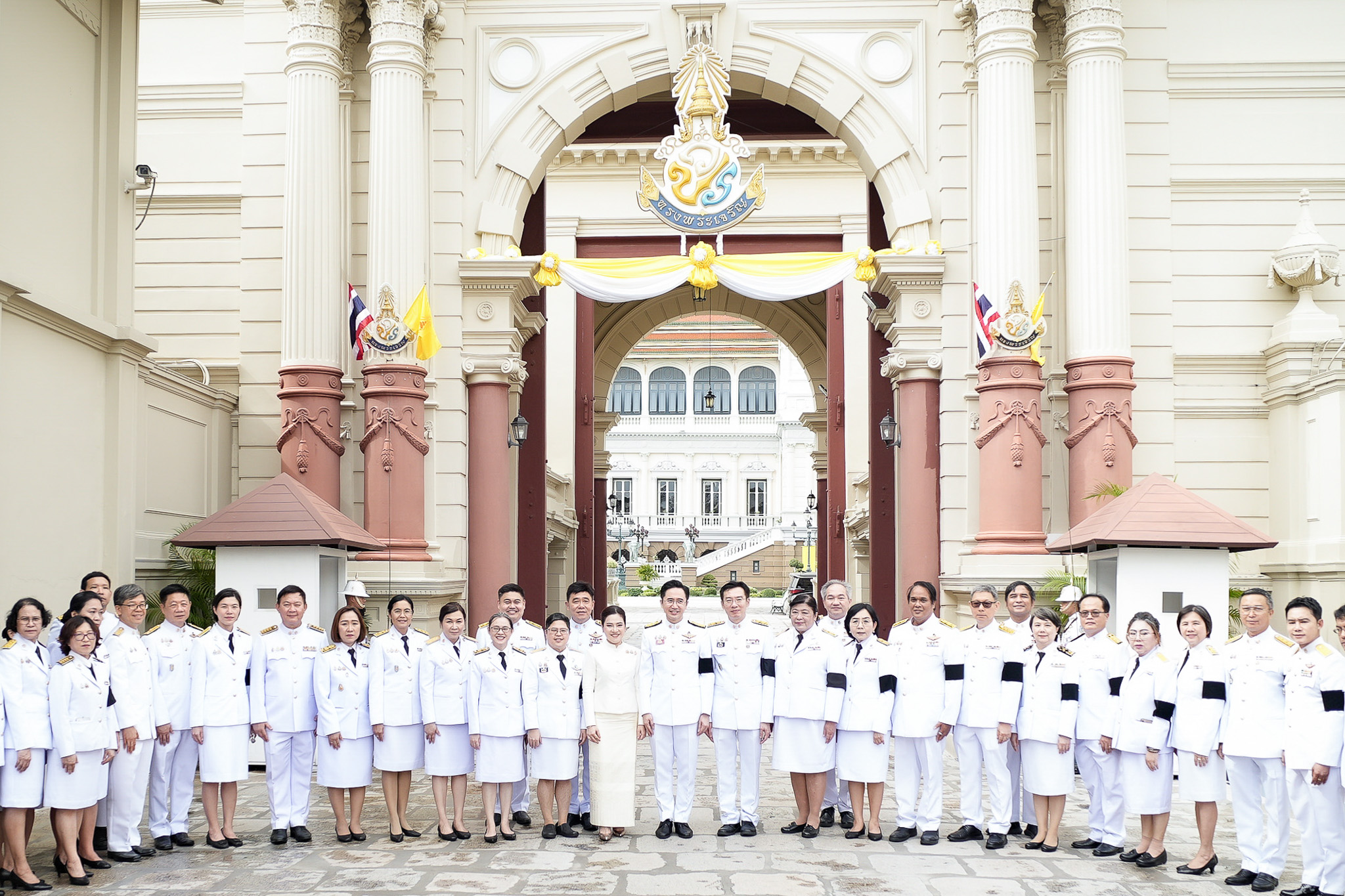 ภาพกว้าง ศาสตราจารย์ ดร.ยศชนัน วงศ์สวัสดิ์ รองนายกรัฐมนตรีและรัฐมนตรีว่าการกระทรวงการอุดมศึกษา วิทยาศาสตร์ วิจัยและนวัตกรรม (อว.) ได้นำคณะผู้บริหารระดับสูงของกระทรวง อว. และหน่วยงานในสังกัด ร่วมลงนามถวายพระพรชัยมงคล