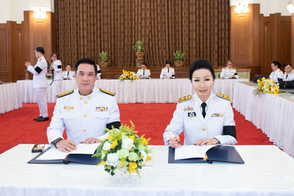 ภาพ คณะผู้บริหารระดับสูงและหน่วยงานในสังกัด ร่วมลงนามถวายพระพร ณ ศาลาสหทัยสมาคม พระบรมมหาราชวัง