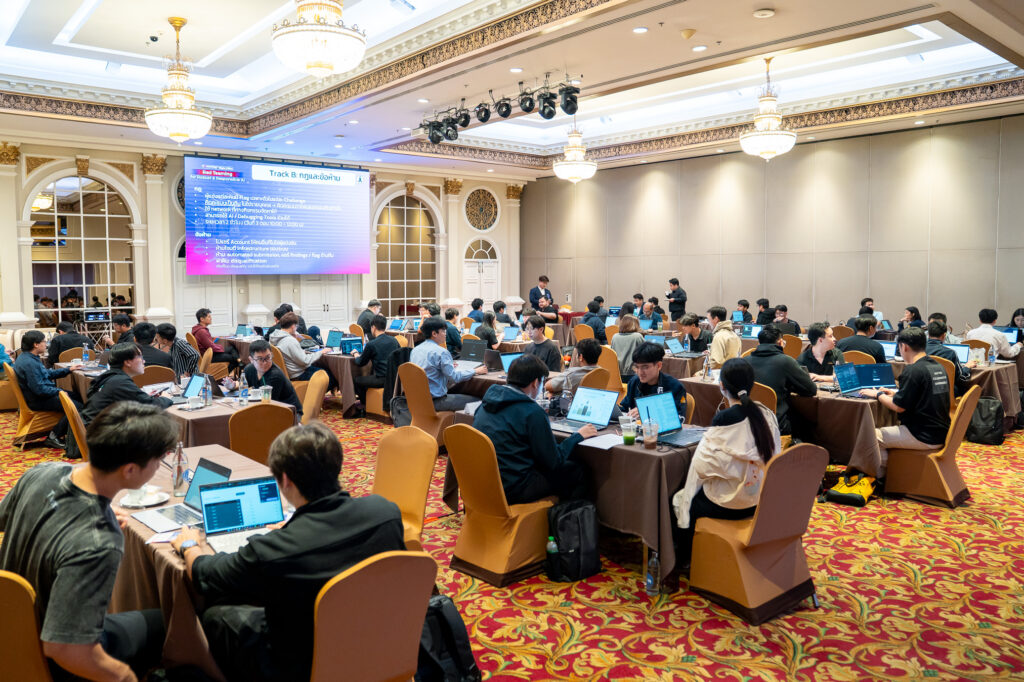 บรรยากาศการแข่งขัน.jpg: ภาพ: บรรยากาศผู้เข้าร่วมการแข่งขัน Thailand Banking AI Red Team Challenge 2026 กำลังทดสอบและค้นหาช่องโหว่ของระบบ AI
