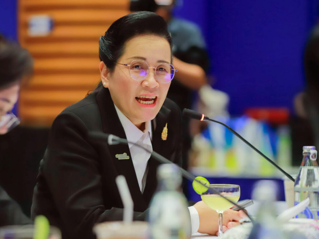 ดร.จุฬารัตน์ ตันประเสริฐ รองผู้อำนวยการ สวทช. กำลังให้ข้อมูลแก่คณะ กมธ.อว.