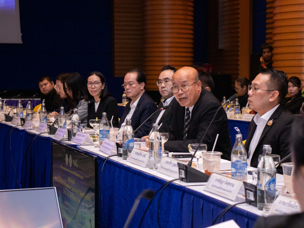 คณะกรรมาธิการ อว. นั่งร่วมประชุมและแลกเปลี่ยนความคิดเห็นในห้องประชุม สวทช.