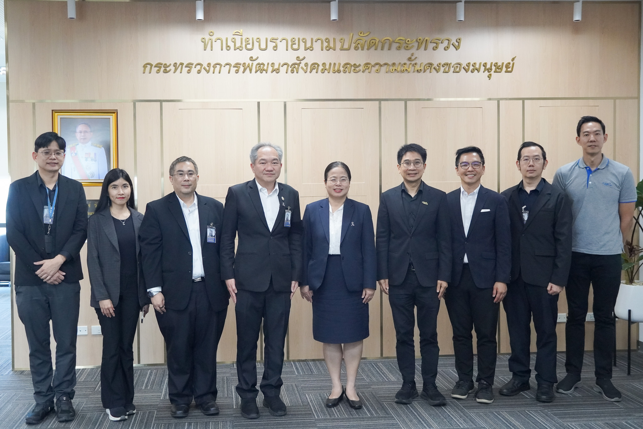 ภาพหมู่ สวทช. จับมือ พม. เร่งเครื่อง “นวัตกรรมเพื่อสังคม” ยกระดับคุณภาพชีวิตกลุ่มเปราะบางทั่วประเทศ