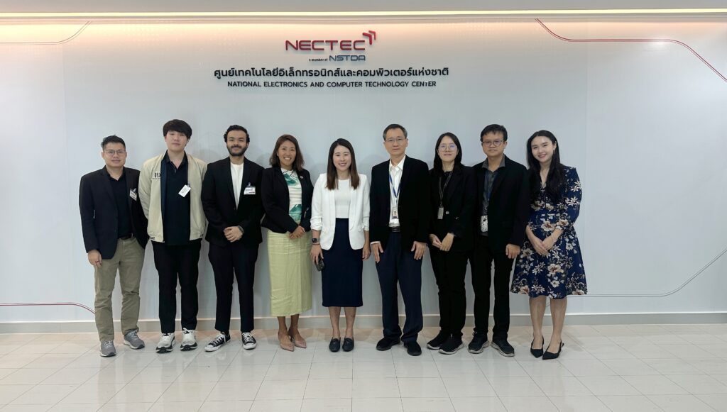 คณะผู้บริหารและนักวิจัย NECTEC ถ่ายภาพร่วมกับคณะผู้แทนจากหน่วยงาน OGP ประเทศสิงคโปร์ และ BDI ณ ศูนย์เทคโนโลยีอิเล็กทรอนิกส์และคอมพิวเตอร์แห่งชาติ (NECTEC)