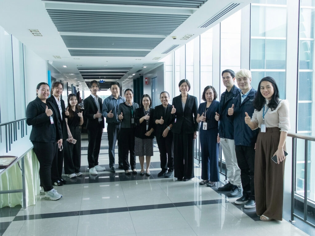 คณะผู้บริหารและนักวิเคราะห์จาก บพข. ถ่ายภาพร่วมกับผู้บริหารและบุคลากร สวทช. ในโอกาสลงพื้นที่ติดตามผลงานวิจัย ณ อุทยานวิทยาศาสตร์ประเทศไทย