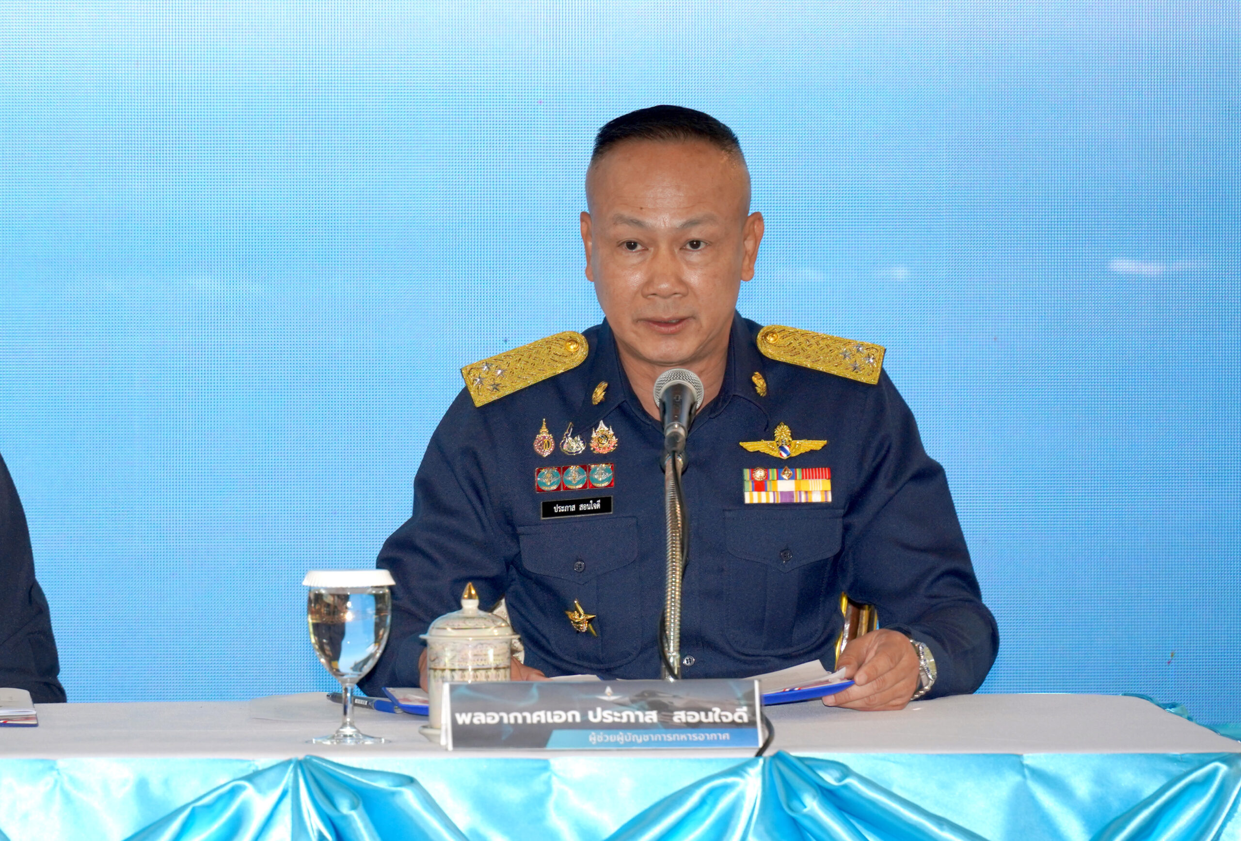 พลอากาศเอก ประภาส สอนใจดี ผู้ช่วยผู้บัญชาการทหารอากาศ กล่าวแถลงข่าว
