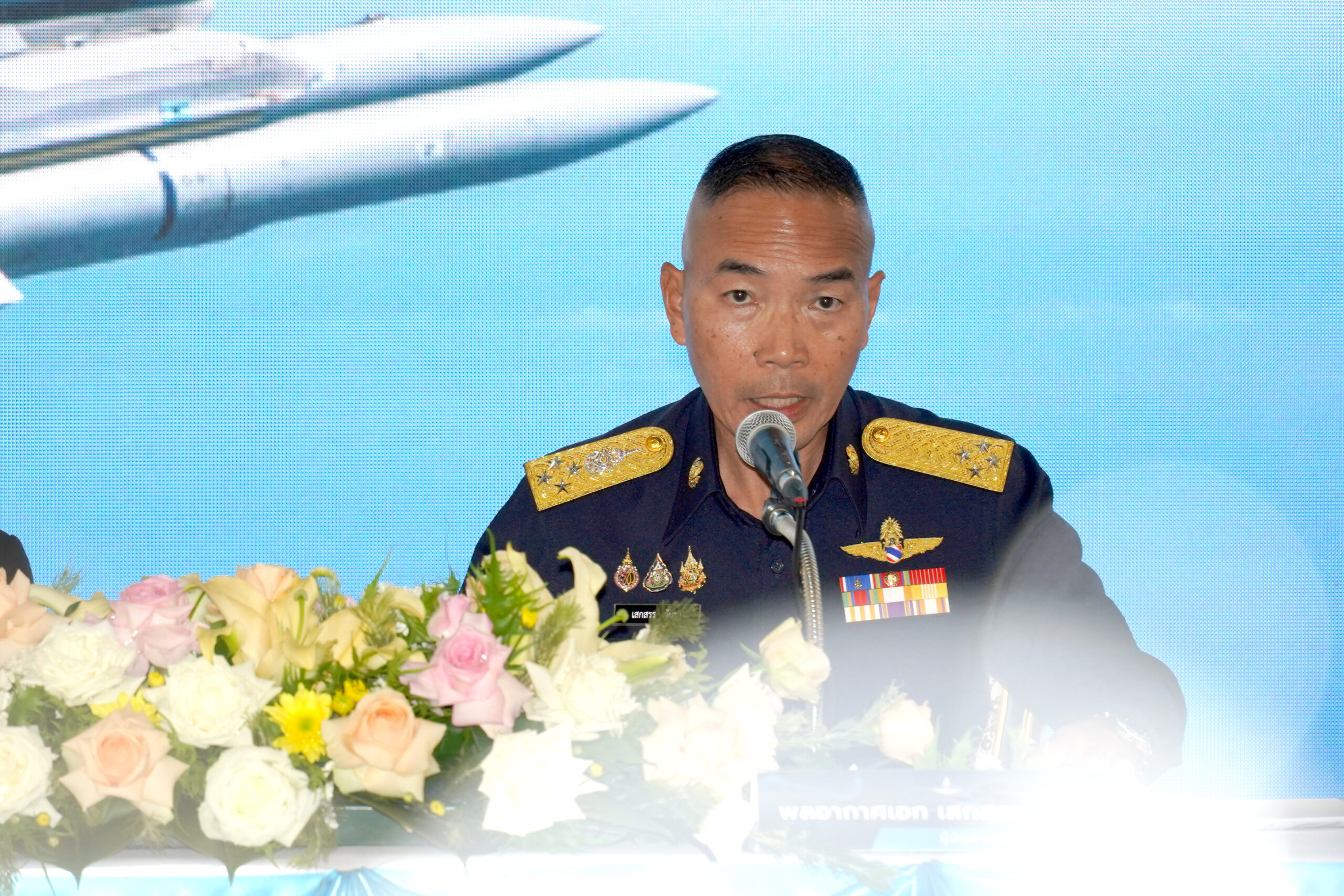 พลอากาศเอก เสกสรร คันธา ผู้บัญชาการทหารอากาศ กล่าวแถลงข่าว
