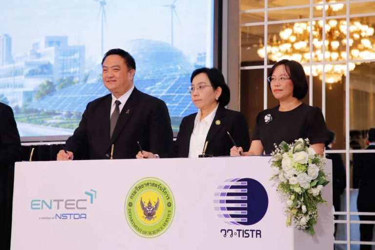 ดร.ปวีณ นราเมธกุล ผู้ช่วย ผอ.สวทช. ผู้แทน ENTEC ร่วมลงนาม MOU เครือข่าย HOTNET ด้านพลังงานนิวเคลียร์