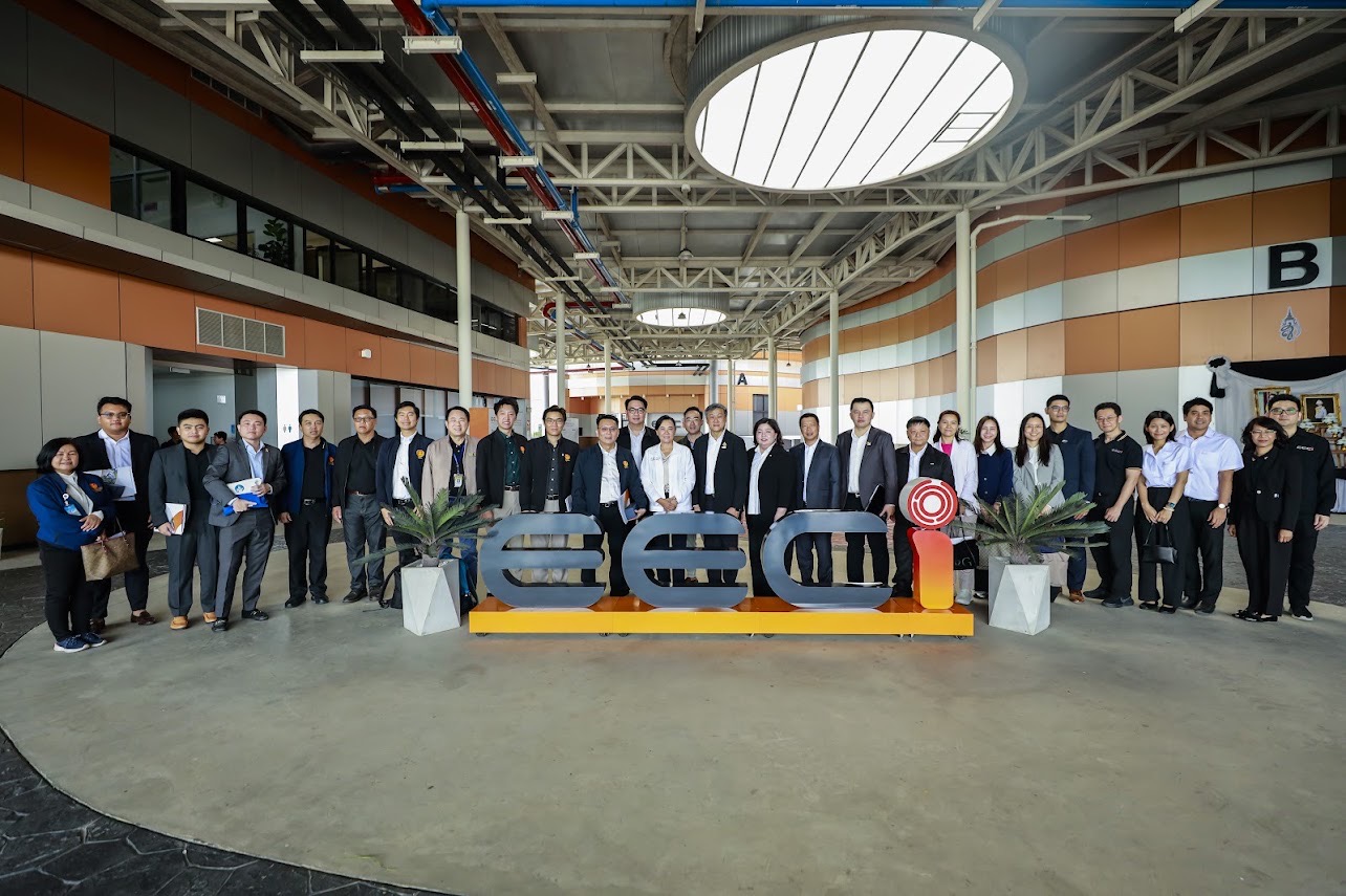 ภาพหมู่กมธ.อว. ลงพื้นที่เมืองนวัตกรรม EECi หารือผลักดันโครงสร้างพื้นฐาน วทน. ให้ตอบโจทย์อุตสาหกรรมเป้าหมายของประเทศ