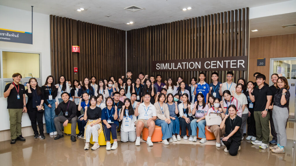 กลุ่มเยาวชนและวิทยากรถ่ายภาพร่วมกัน ณ ศูนย์ simulation center